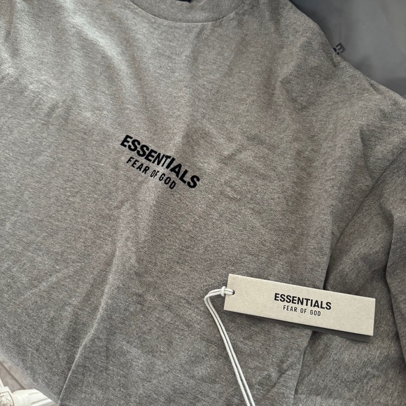 Essential Shirt - Picture 1 of 3